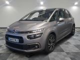 une citrole argentée garée sur le sol en damier d'un garage