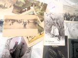 beaucoup de vieilles photos sur la table ensemble