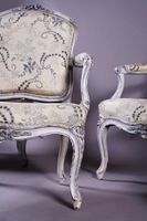 Suite de quatre fauteuils en bois sculpté, mouluré, relaqué … (photo 3)