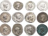 un gros plan sur un tas de vieilles pièces de monnaie posées sur une surface blanche