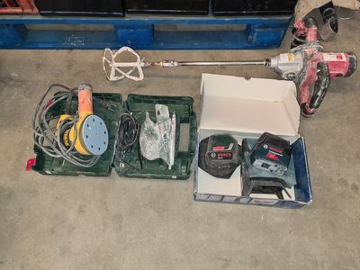 une boîte d'outils posée par terre à côté d'une boîte à outils