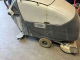 La machine est propre et prête à l'emploi dans le garage.