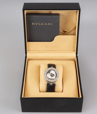 Montre Bvlgari dans son coffret, avec un bracelet en cuir noir