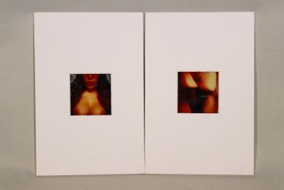 deux photos Polaroid d'une femme dans une pièce blanche