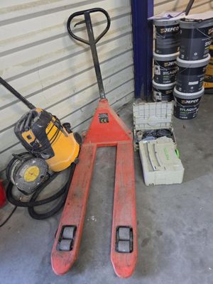 un chariot élévateur et une palette dans un garage