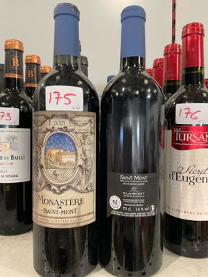 plusieurs bouteilles de vin rouge sont alignées sur un comptoir