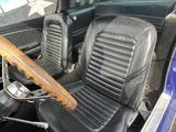 une photo d'une voiture avec une planche de surf sur la banquette arrière