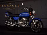 une moto bleue garée devant un mur de briques