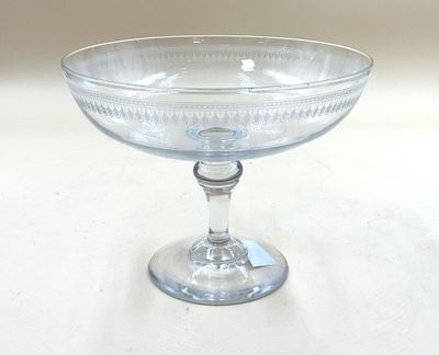 un saladier en verre transparent orné d'un motif décoratif