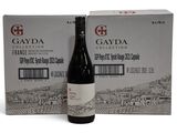 une bouteille de vin à côté d'un carton de vin