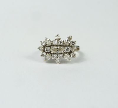 BAGUE en or gris 750 ‰ multi-diamants. Au centre un diamant …