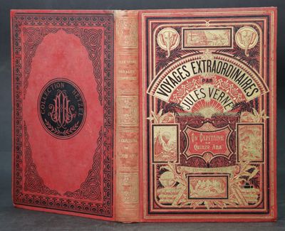 un vieux livre à la couverture rouge posé sur une table