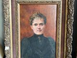 une photo d'un tableau représentant une femme, posé sur une étagère