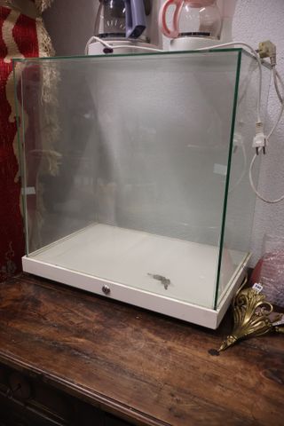 Vitrine à poser avec ses clés 62 x 59