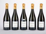 quatre bouteilles de vin sont alignées