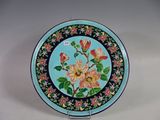 une assiette avec un motif floral sur un support