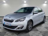 la voiture argentée est garée sur le sol en damier d'un garage