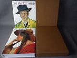 deux livres dans une boîte posée sur une table, avec un chapeau posé dessus