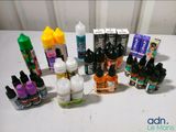 de nombreux types différents de e-liquides sur la table