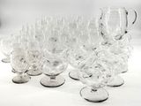 un grand nombre de verres à vin vides posés sur une table