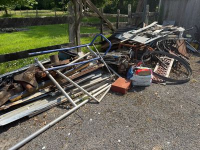 un tas de vieilleries au bord de la route