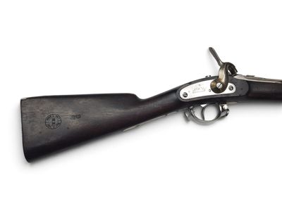un gros plan d'un pistolet sur une surface blanche avec un fond blanc