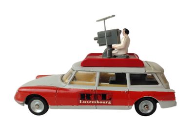 une petite voiture sur laquelle est assis un homme