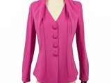 une veste rose sur un mannequin, posée sur un fond blanc
