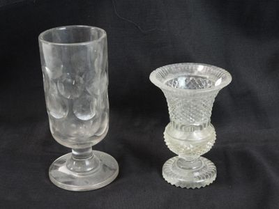 deux vases en verre posés l'un à côté de l'autre sur un fond noir
