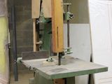 une machine posée sur une table dans une pièce
