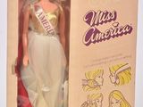 une poupée dans une boîte sur laquelle figure l'image d'une femme en robe blanche