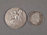 une pièce d'argent sur laquelle figure une femme