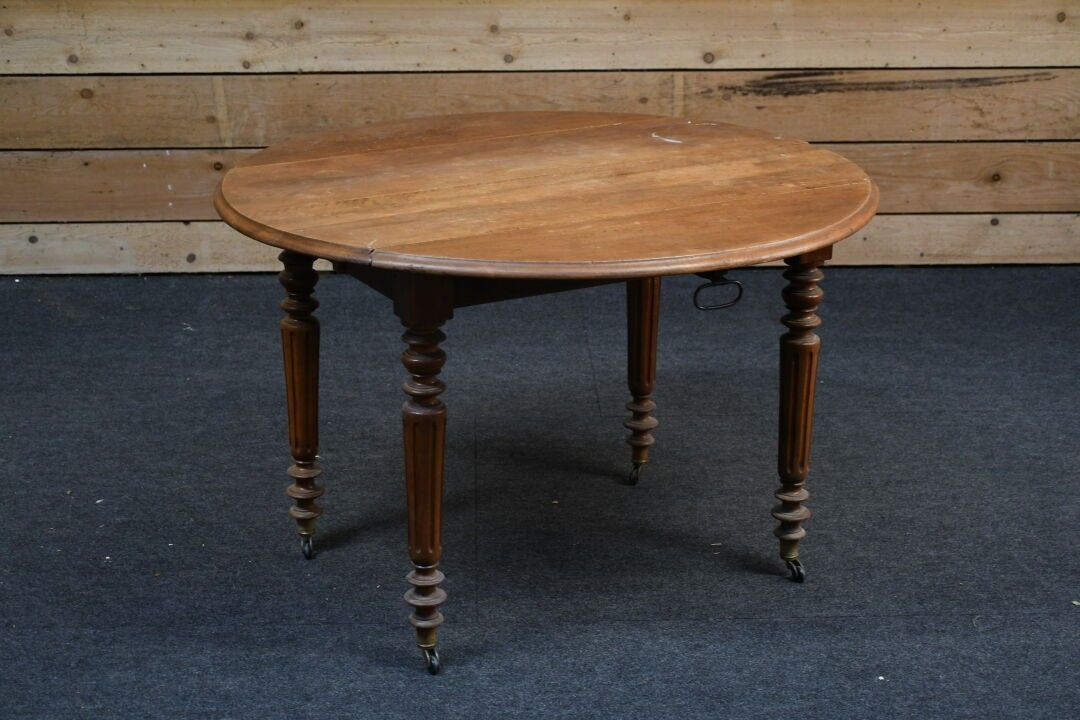 Table à abattant à allonges en bois naturel reposant sur qua…