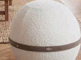 une grosse boule blanche posée par terre dans un salon