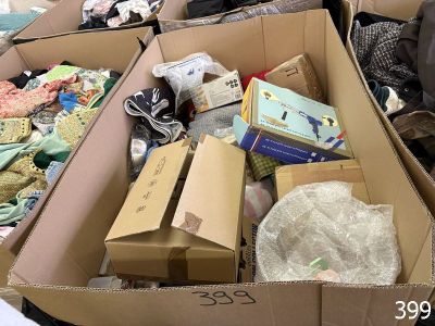 de nombreux cartons de vêtements et d'autres objets dans une pièce