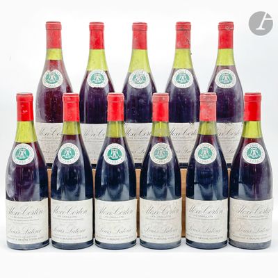six bouteilles de vin sont alignées sur une table
