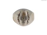 une image représentant une bague en argent ornée d'une pierre au centre