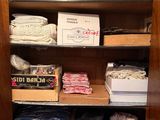 une armoire en bois sur laquelle sont posés de nombreux objets