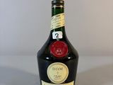 une bouteille de vin posée sur une table