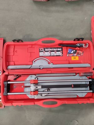 une boîte à outils rouge avec des outils sur le sol