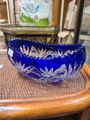 un saladier en verre bleu posé sur une table en bois