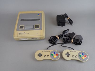 deux manettes de jeux Nintendo Classic posées côte à côte sur une table