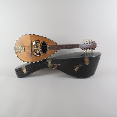 une guitare posée sur une boîte