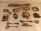 beaucoup de cuillères en argent et d'autres objets en argent sur une table