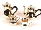 trois pièces de service à thé et à café en argent sur fond blanc