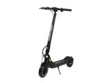 gros plan d'un scooter sur fond blanc