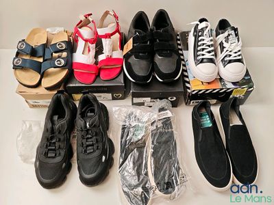 plusieurs paires de chaussures posées sur une table