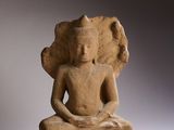 l'image d'une statue représentant une personne assise en position de lotus
