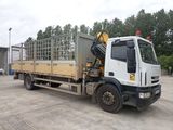 un camion équipé d'une cage à l'arrière, garé sur un parking