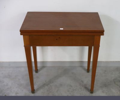 une petite table en bois surmontée d'un tiroir